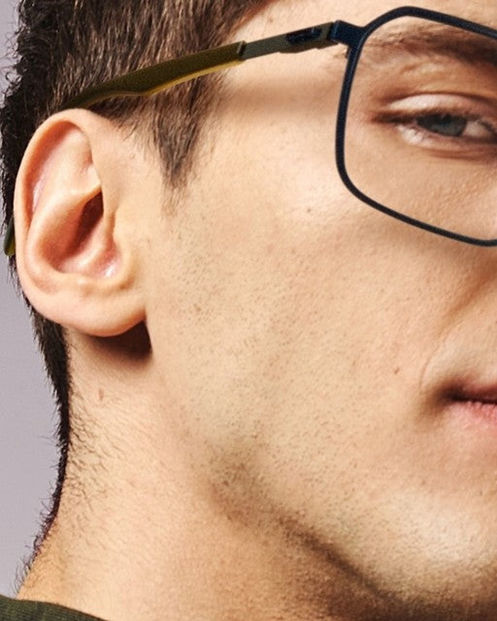 Modelo con gafas graduadas de líneas contemporáneas