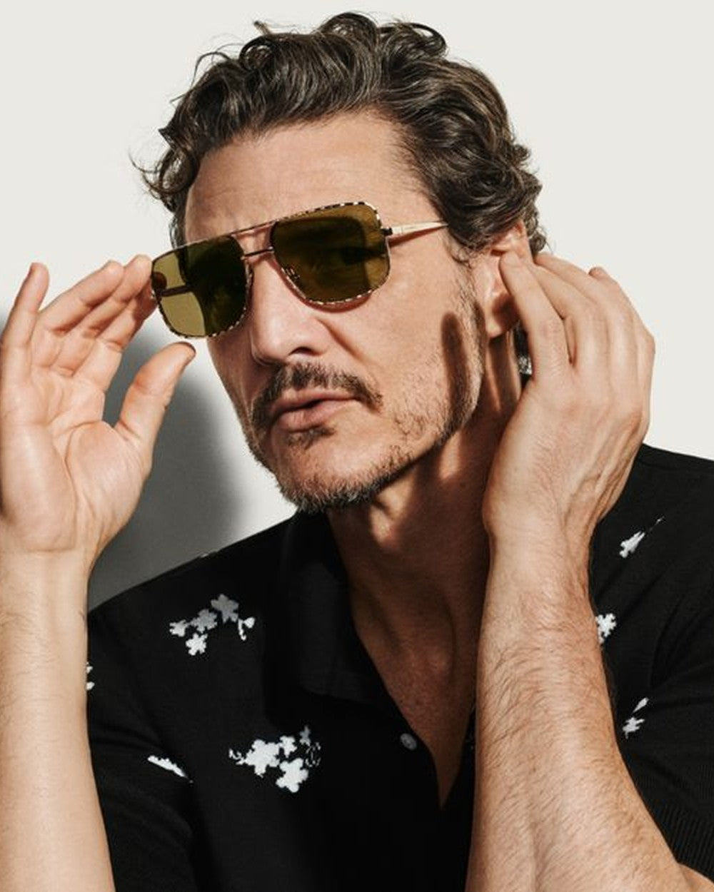 Campaña Chanel con modelo llevando gafas de sol