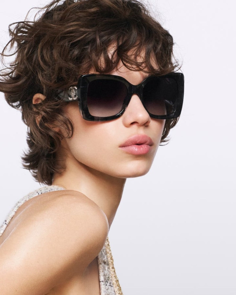 Modelo con gafas de sol Chanel de montura negra