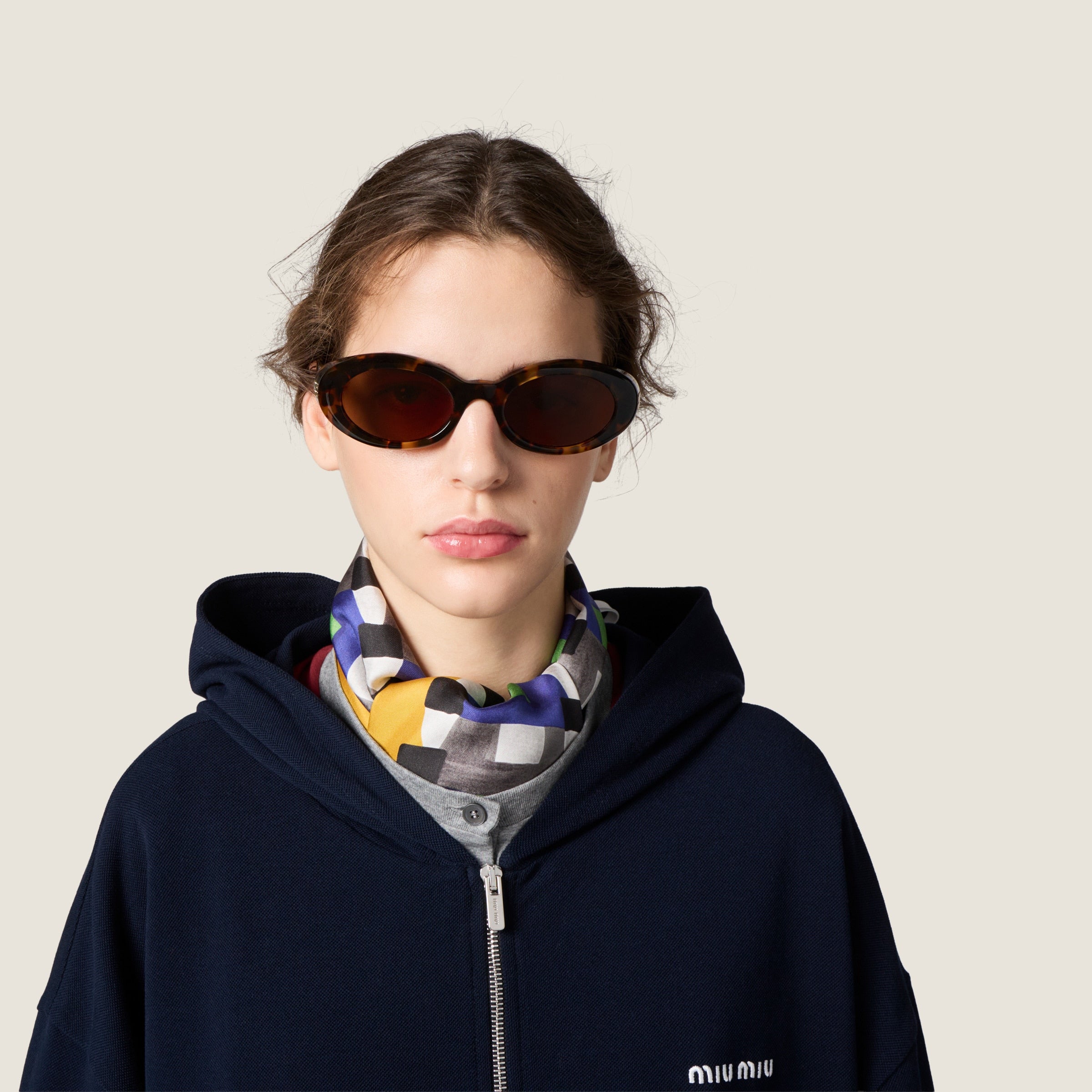 Nueva Colección Gafas Miu Miu 2026: Estética Y2K, Rebeldía Chic y el Espíritu «At Work»