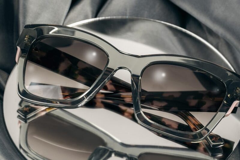 Buy Sunglasses Online vs. In Store – Pros and Cons