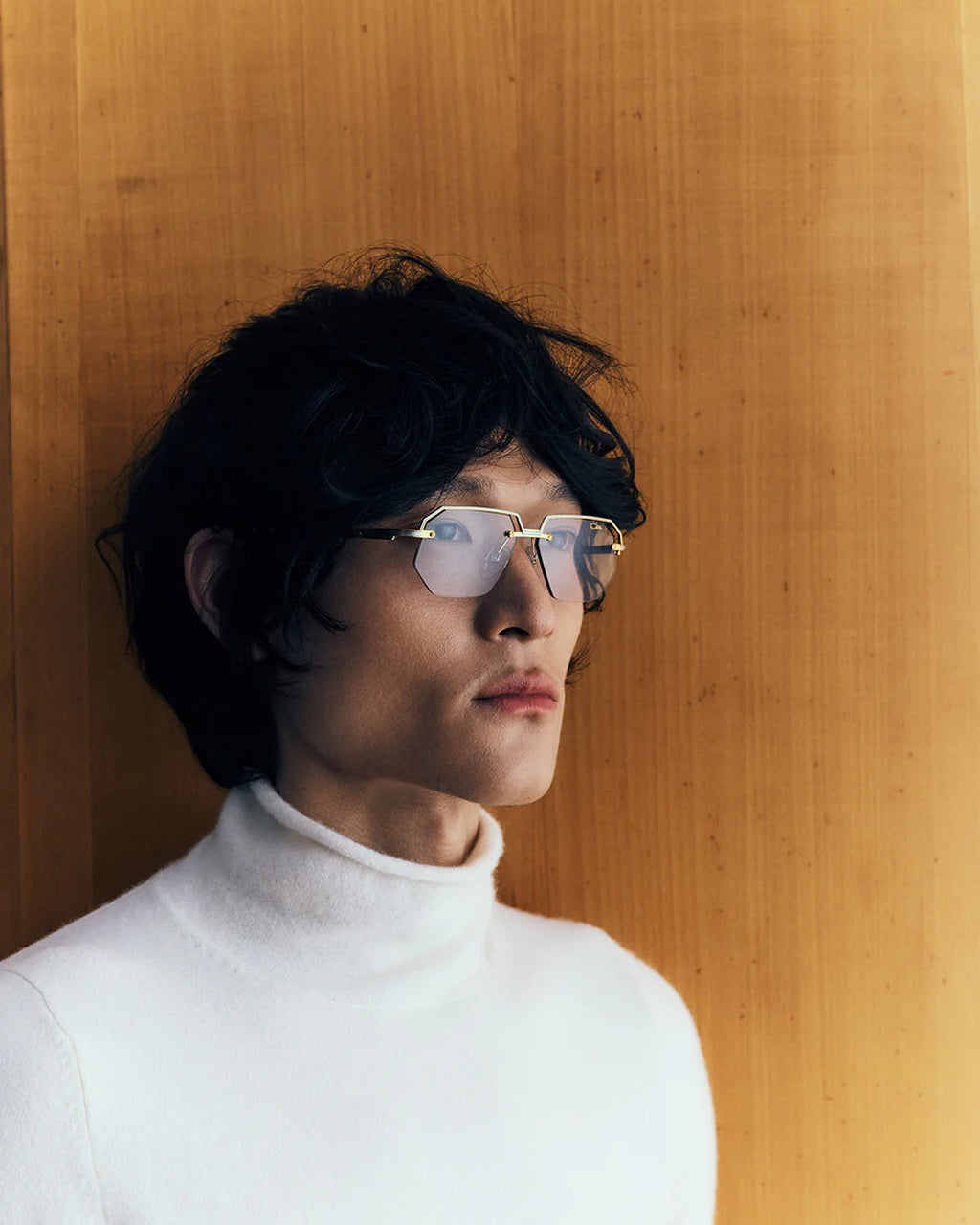 Campaña Cazal con modelo llevando gafas de sol geométricas