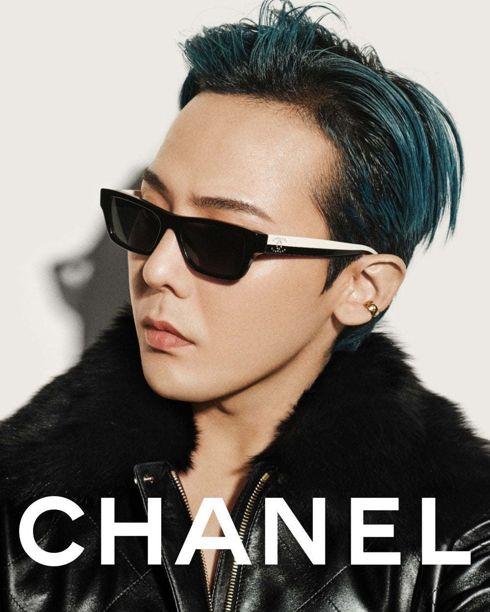 Campaña Chanel con modelo llevando gafas de sol negras