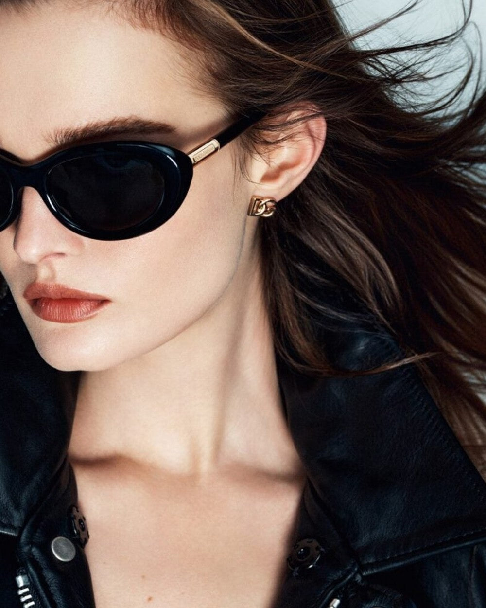 Campaña Dolce & Gabbana con modelo llevando gafas de sol negras