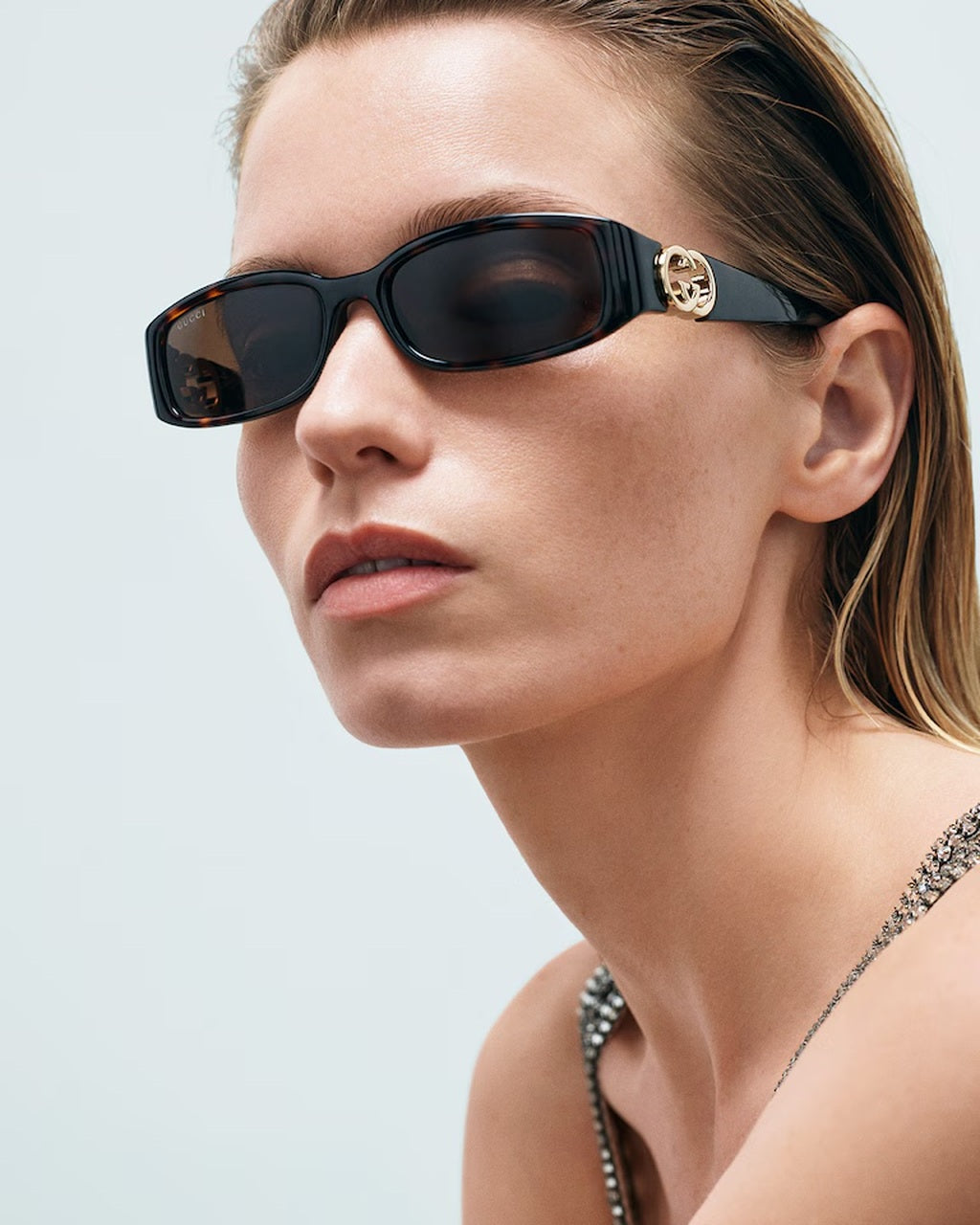 Campaña Gucci Eyewear con modelo llevando gafas de sol negras