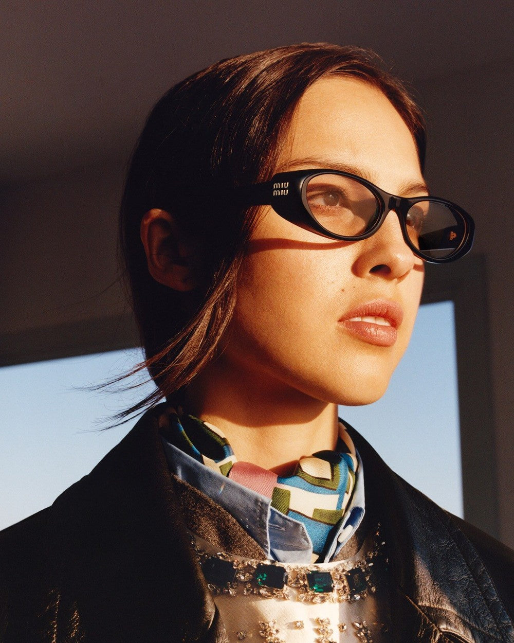 Modelo con gafas Miu Miu de la campaña primavera-verano
