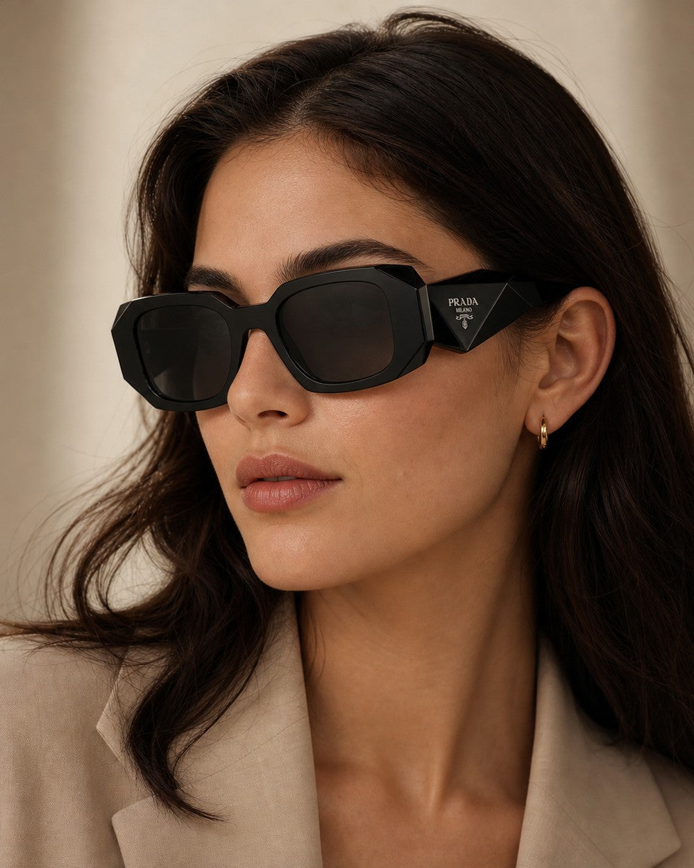 Modelo con gafas de sol Prada Symbole de montura negra