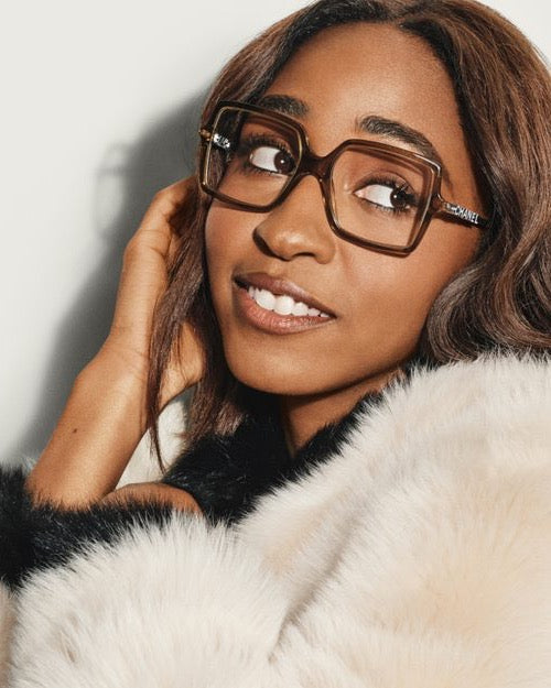 Campaña Chanel con modelo llevando gafas graduadas