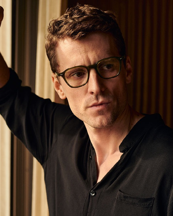 Campaña Oliver Peoples Riley con modelo llevando gafas graduadas