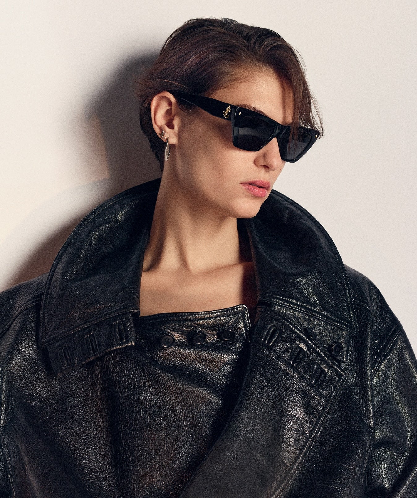 Modelo con gafas de sol negras Jimmy Choo Eyewear SS26