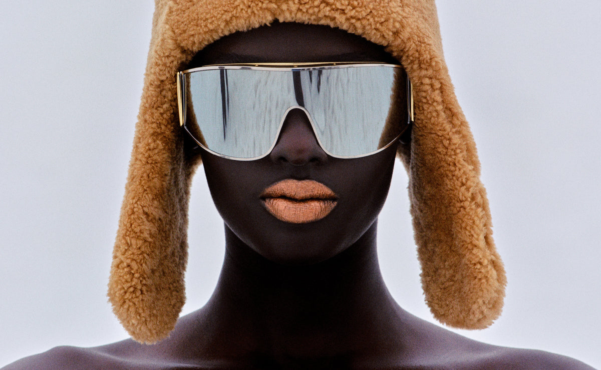 Campaña oficial LOEWE: modelo con gafas Speed Shield de lente espejo