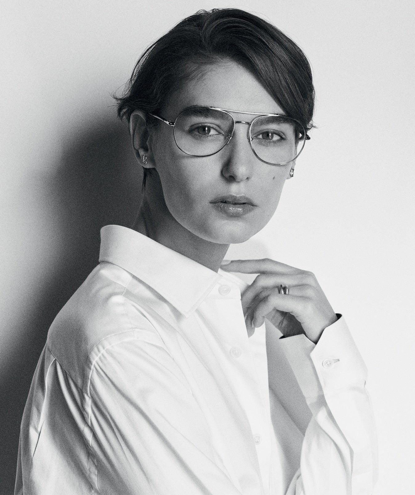 Modelo con gafas graduadas metálicas Jimmy Choo Eyewear SS26