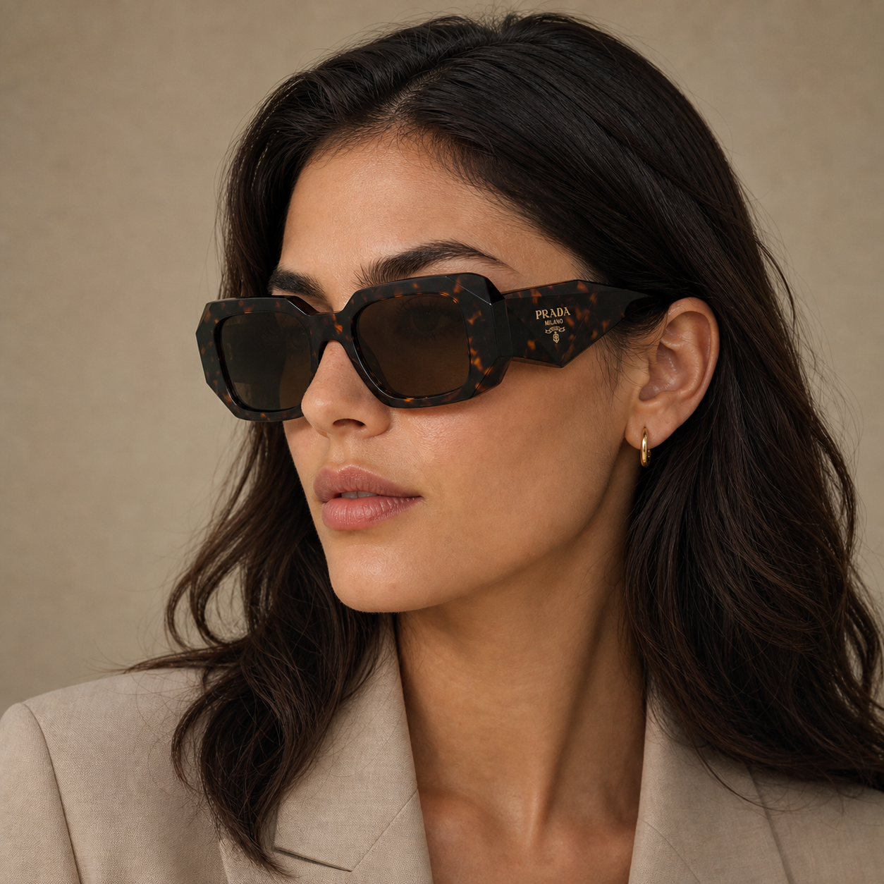 Gafas de Sol Prada PR 17WS 2AU8C1 49 20 sobre modelo - OpticalH