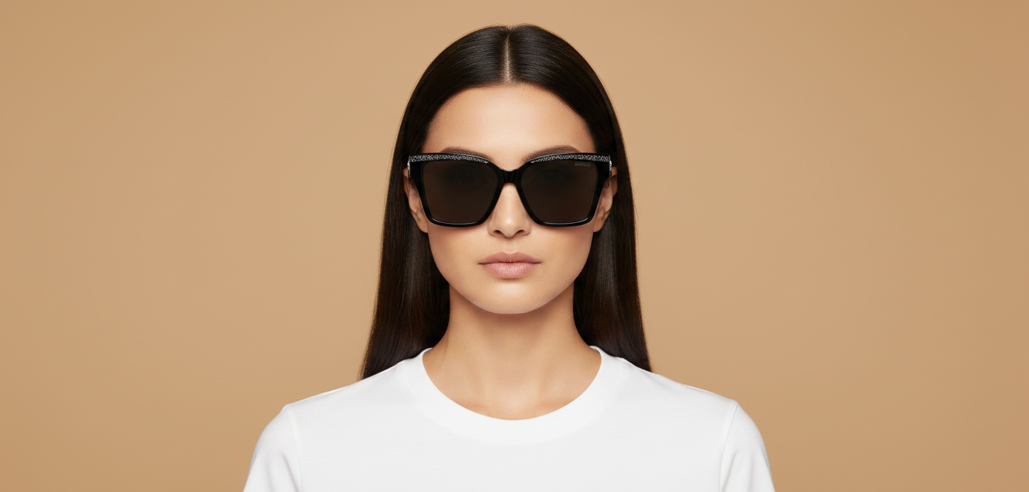 Modelo femenino llevando Gafas de Sol Jimmy Choo JC5003 503687 55 16