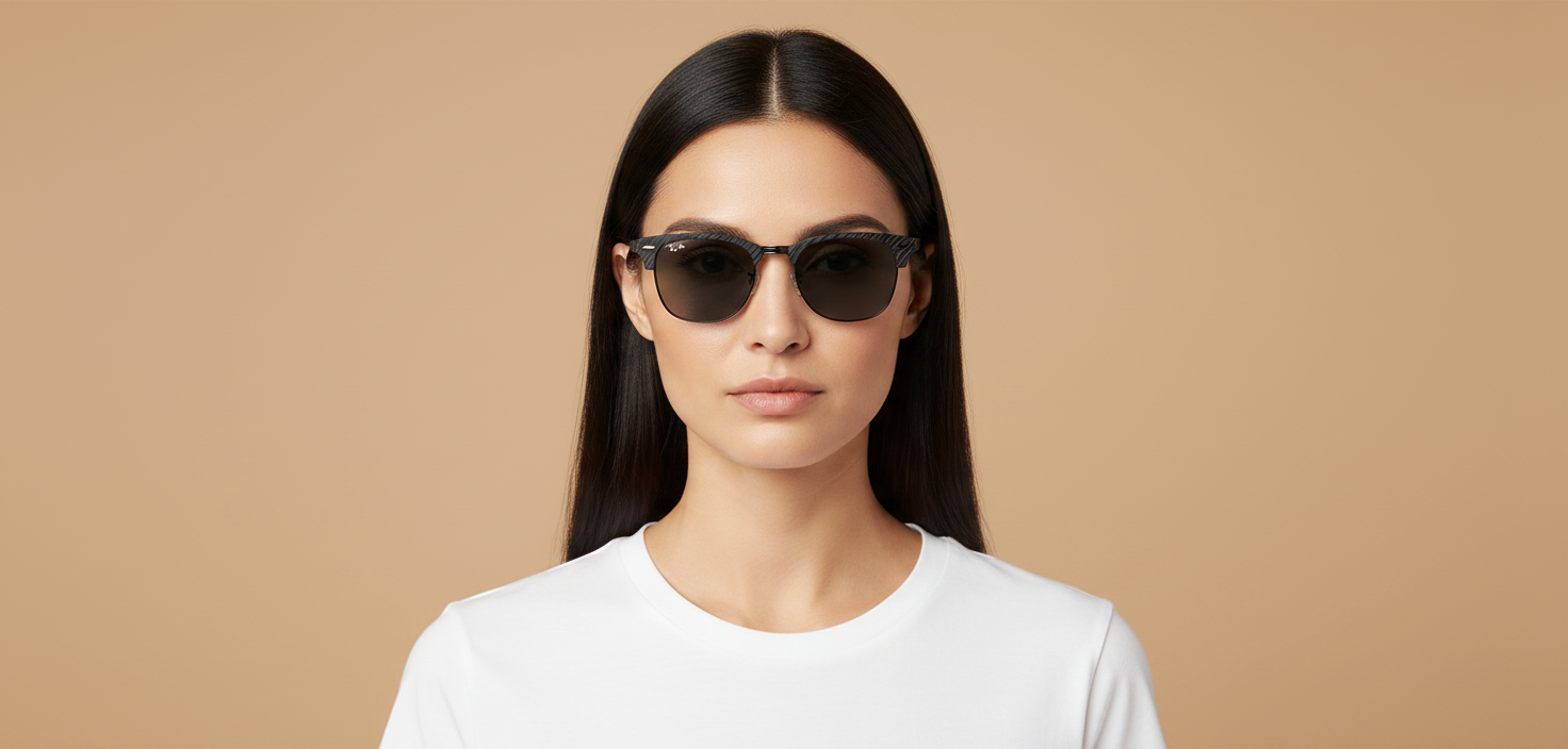 Modelo femenino llevando Gafas de Sol Ray-Ban Clubmaster RB3016 1305B1 51 21