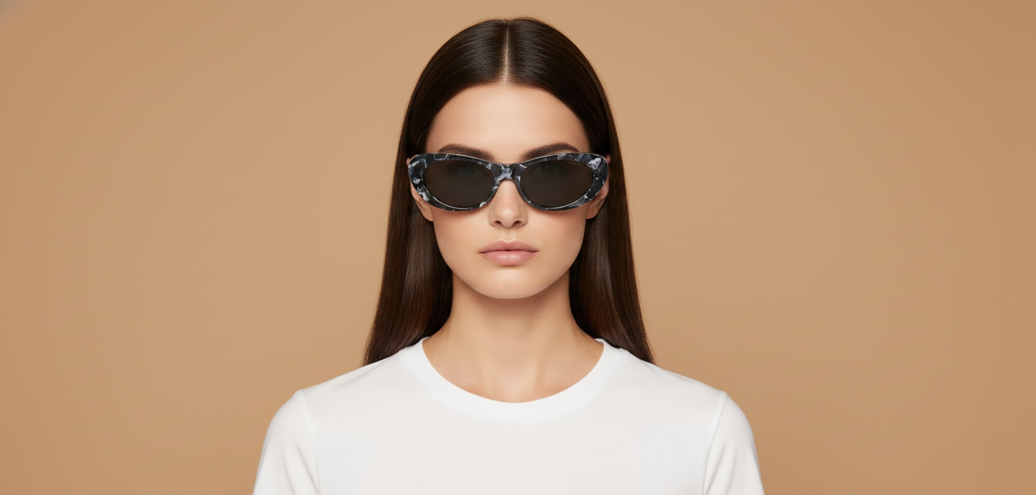 Modelo femenino llevando Gafas de Sol Tiffany&Co TF4236U 8428S4 55 17